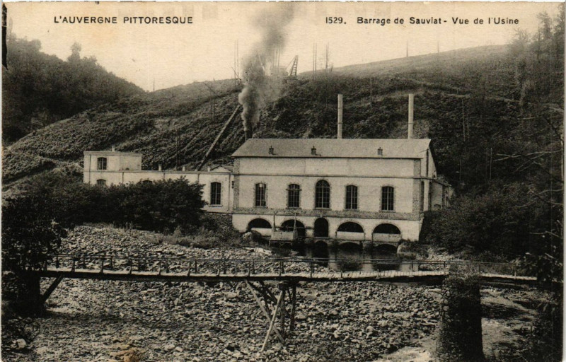 Carte postale ancienne Barrage de Sauviat Vue de l'Usine à Sauviat