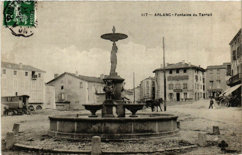 Carte postale ancienne Arlanc Fontaine du Terrail à Arlanc