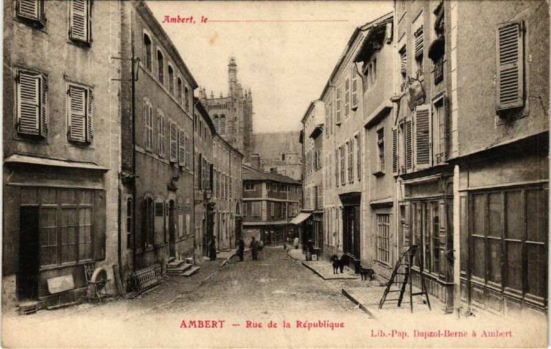 Carte postale ancienne Ambert Rue de la Republique à Ambert