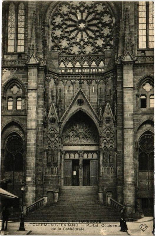 Carte postale ancienne Clermont-Ferrand Portail Occidental de la Cathedrale à Clermont-Ferrand