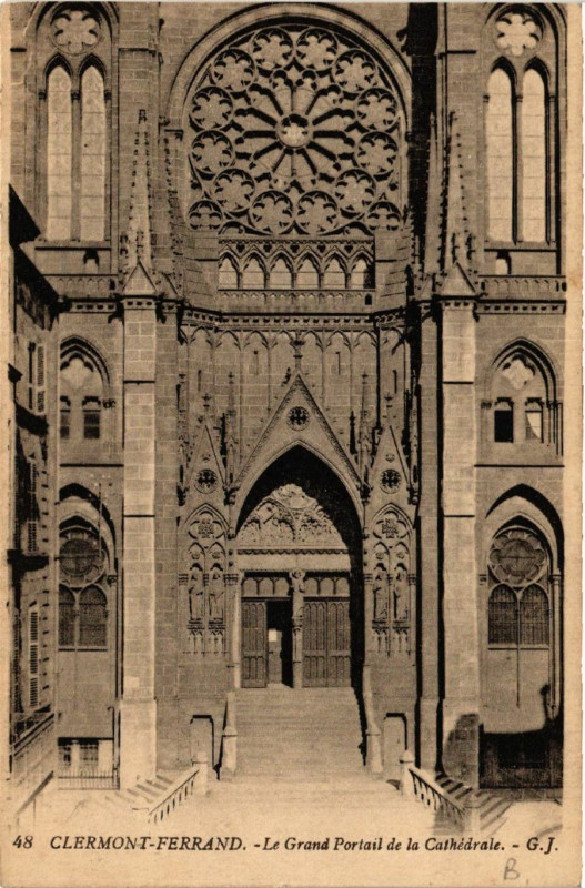Carte postale ancienne Clermont-Ferrand Le Grand Portail de la Cathedrale à Clermont-Ferrand