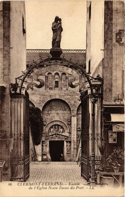 Carte postale ancienne Clermont-Ferrand Entrée de l'Eglise N.-D. du Port à Clermont-Ferrand