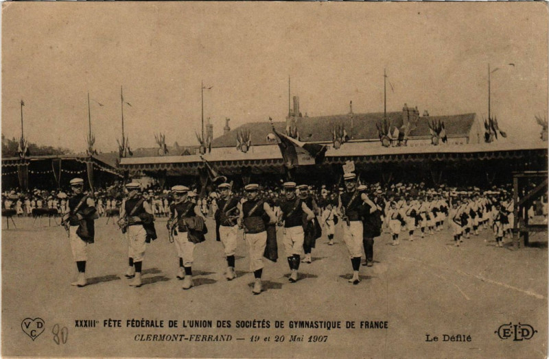 Carte postale ancienne Clermont-Ferrand Fete Federal gymnastique. Xxxiii 1907. La Defile à Clermont-Ferrand
