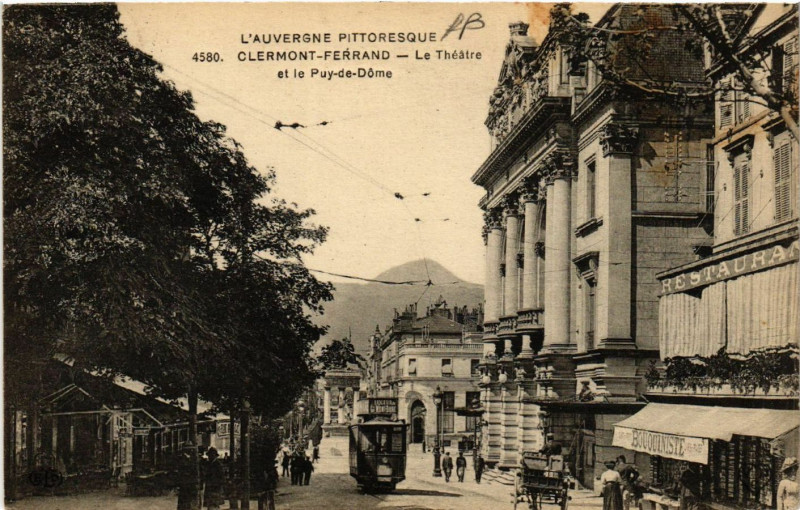 Carte postale ancienne Clermont-Ferrand Le Theatre et le Puy-de-Dome à Clermont-Ferrand
