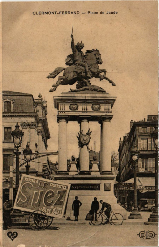 Carte postale ancienne Clermont-Ferrand Place de Jaude pub de Suez à Clermont-Ferrand