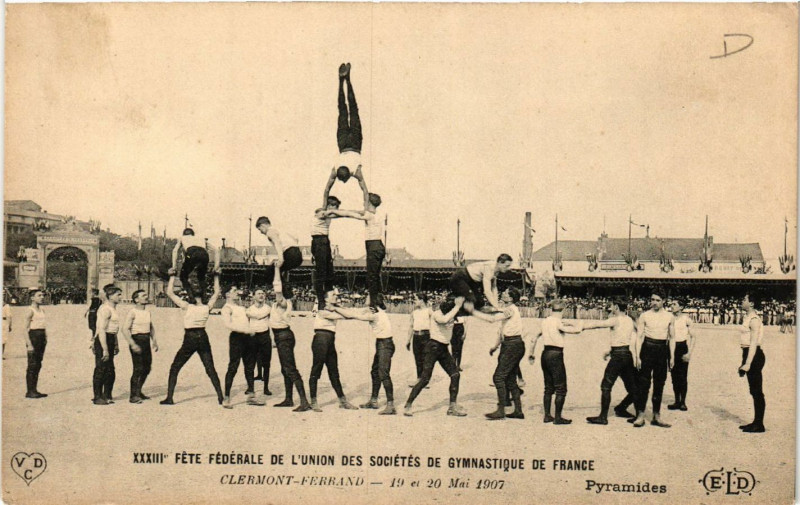Carte postale ancienne Clermont-Ferrand Fete Federal gymnastique. Xxxiii 1907. Pyramides à Clermont-Ferrand