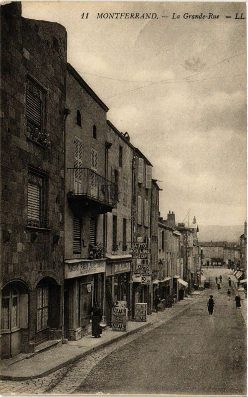 Carte postale ancienne Clermont-Ferrand La Grande Rue à Clermont-Ferrand