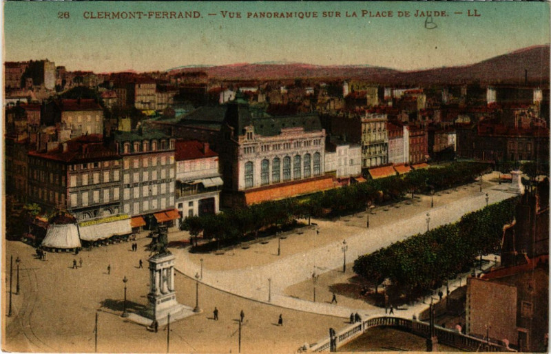 Carte postale ancienne Clermont-Ferrand Vue panoramique sur la Place de Jaude à Clermont-Ferrand