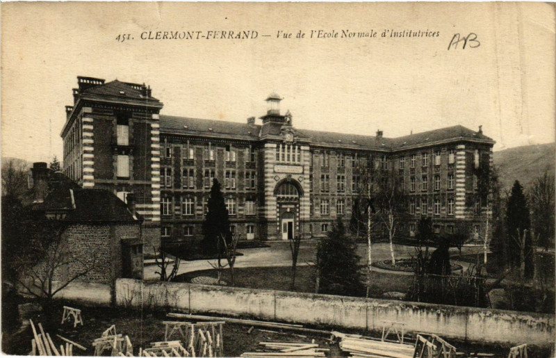 Carte postale ancienne Clermont-Ferrand Vue de l'Ecole Normale d'Institutrices à Clermont-Ferrand