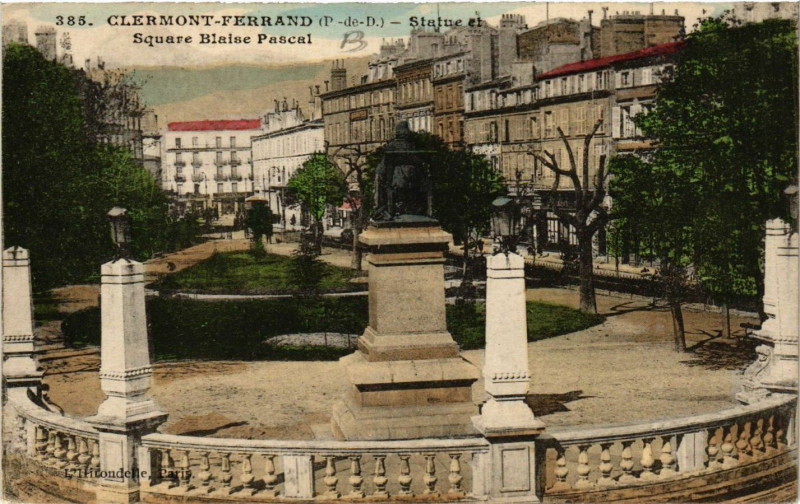 Carte postale ancienne Clermont-Ferrand Statue et Square Blaise Pascal à Clermont-Ferrand