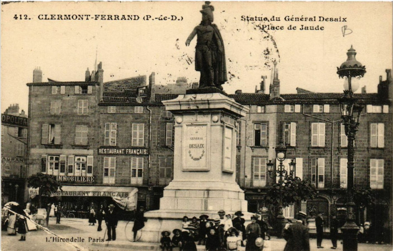 Carte postale ancienne Clermont-Ferrand Statue du général Desaix Place de Jaude à Clermont-Ferrand