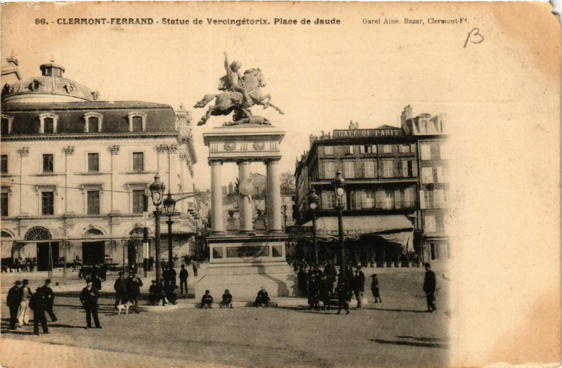 Carte postale ancienne Clermont-Ferrand Statue de Vercingetorix Place de Jaude à Clermont-Ferrand