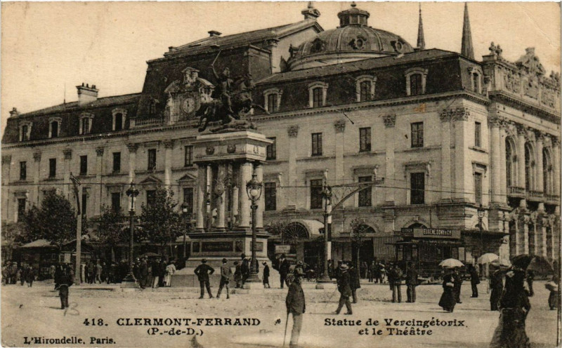 Carte postale ancienne Clermont-Ferrand Statue de Vercingetorix et le Theatre à Clermont-Ferrand