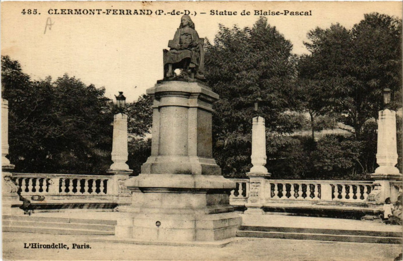 Carte postale ancienne Clermont-Ferrand Statue de Blaise-Pascal ` à Clermont-Ferrand