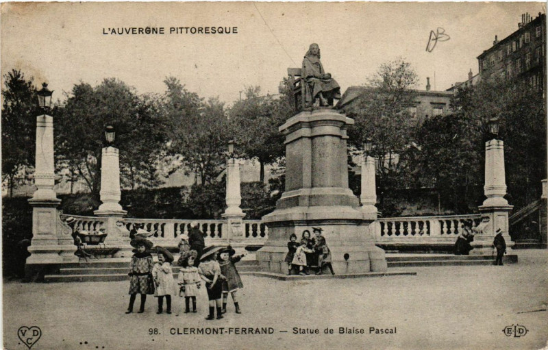 Carte postale ancienne Clermont-Ferrand Statue de Blaise-Pascal à Clermont-Ferrand