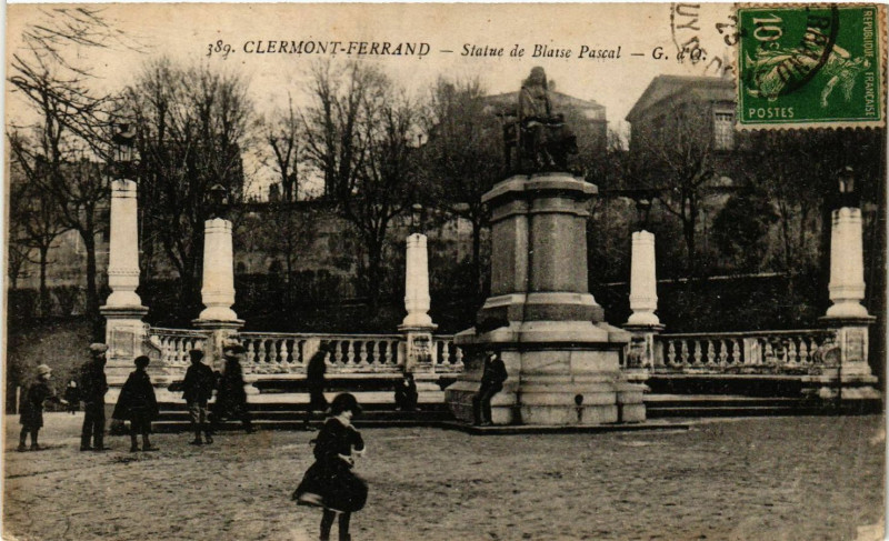 Carte postale ancienne Clermont-Ferrand Statue de Balise Pascal à Clermont-Ferrand