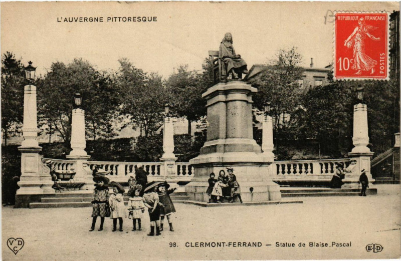 Carte postale ancienne Clermont-Ferrand Statue de Balise Pascal à Clermont-Ferrand