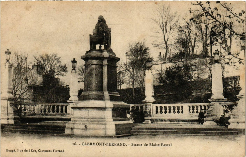 Carte postale ancienne Clermont-Ferrand Statue de Balise Pascal à Clermont-Ferrand