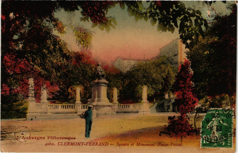 Carte postale ancienne Clermont-Ferrand Square et Monument Blaise Pascal à Clermont-Ferrand