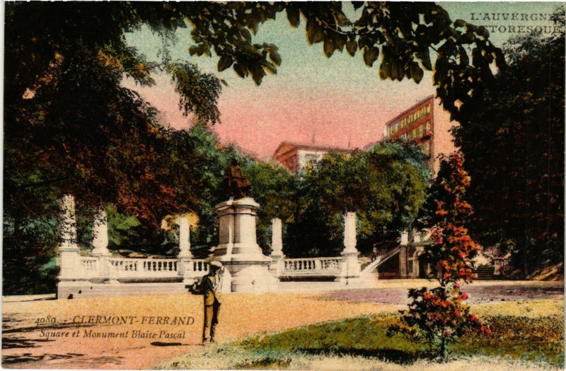 Carte postale ancienne Clermont-Ferrand Square et Monument Blaise Pascal à Clermont-Ferrand