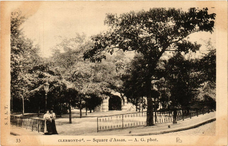 Carte postale ancienne Clermont-Ferrand Square d'Assas à Clermont-Ferrand