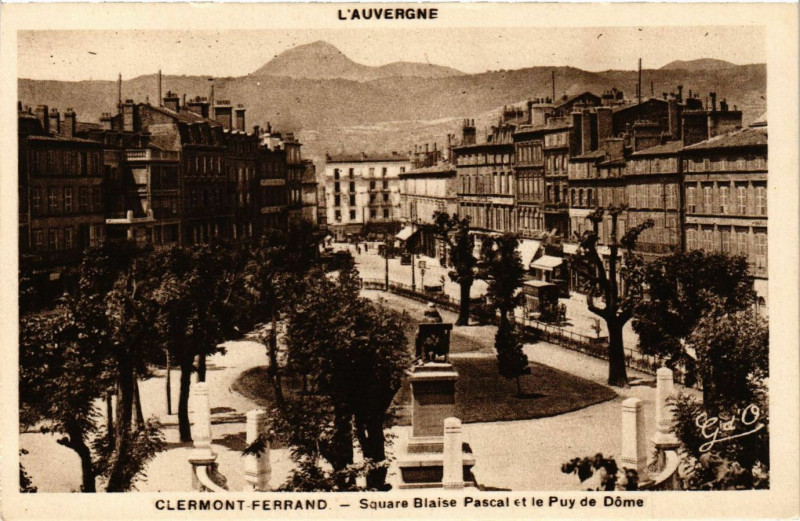 Carte postale ancienne Clermont-Ferrand Square Blaise Pascal et le Puy-de-Dome à Clermont-Ferrand