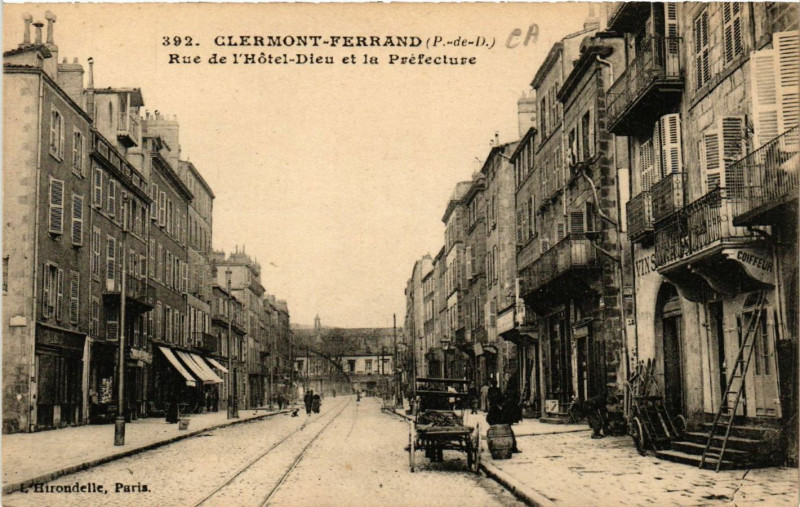 Carte postale ancienne Clermont-Ferrand Rue de l'Hotel-Dieu et la Prefecture à Clermont-Ferrand