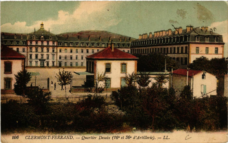 Carte postale ancienne Clermont-Ferrand Quartier Desaix 16e et 36e d'Artillerie à Clermont-Ferrand