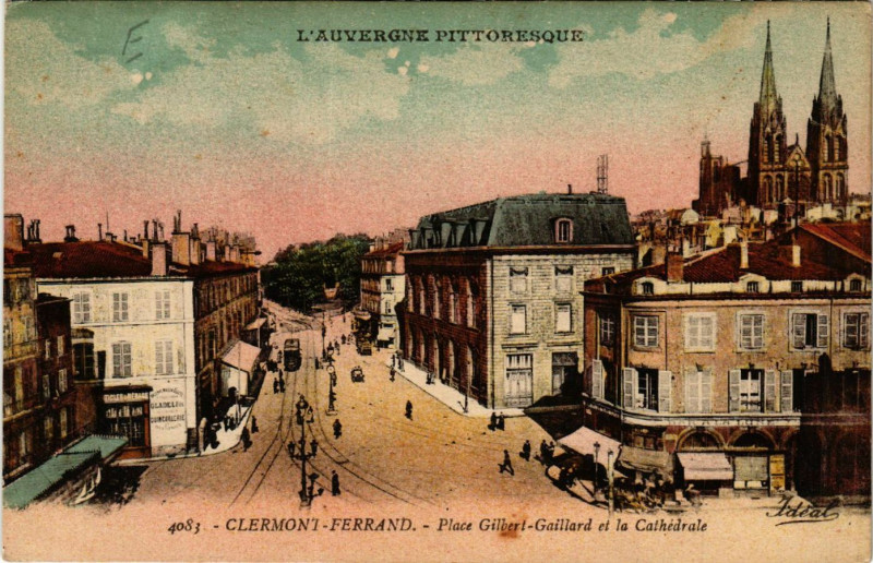 Carte postale ancienne Clermont-Ferrand Place Gilbert-Gaillard et la Cathedrale à Clermont-Ferrand
