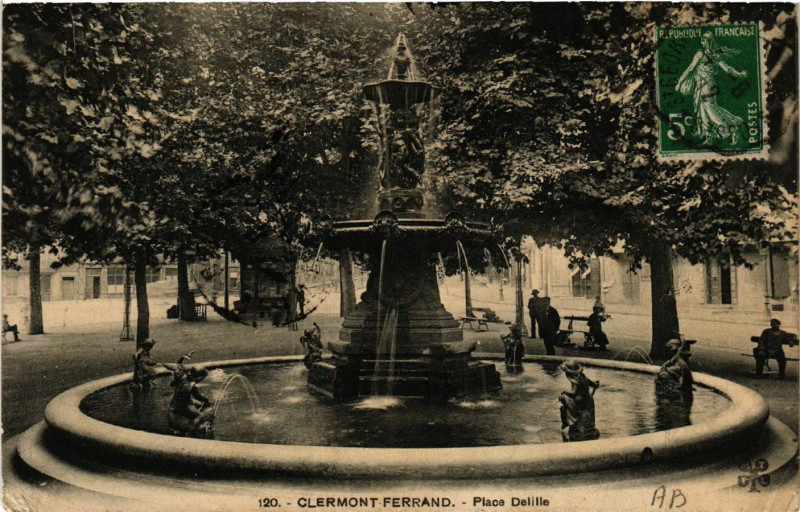 Carte postale ancienne Clermont-Ferrand Place Delille à Clermont-Ferrand