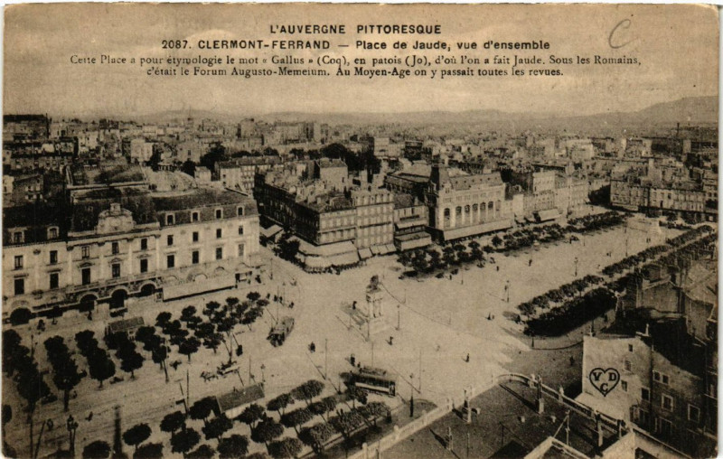 Carte postale ancienne Clermont-Ferrand Place de Jaude vue d'ensemble à Clermont-Ferrand