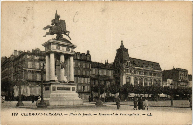 Carte postale ancienne Clermont-Ferrand Place de Jaude Monument de Vercingetorix à Clermont-Ferrand