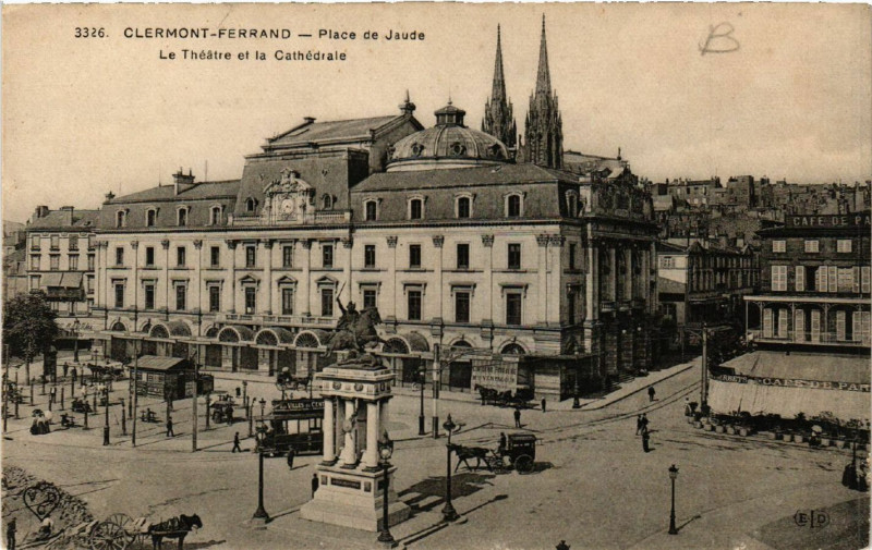 Carte postale ancienne Clermont-Ferrand Place de Jaude Le Theatre et la Cathedrale à Clermont-Ferrand