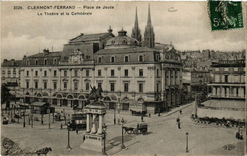Carte postale ancienne Clermont-Ferrand Place de Jaude Le Theatre et la Cathedrale à Clermont-Ferrand