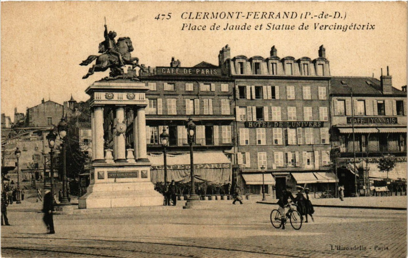 Carte postale ancienne Clermont-Ferrand Place de Jaude et Statue de Vercingeroix à Clermont-Ferrand