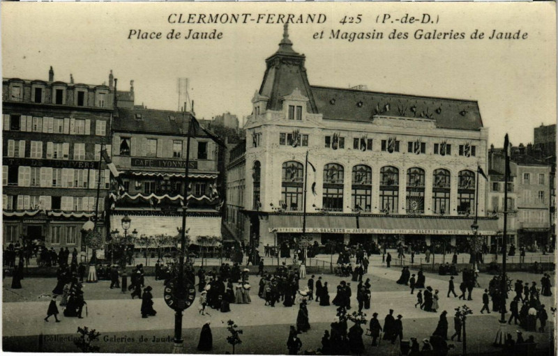 Carte postale ancienne Clermont-Ferrand Place de Jaude et Magasin des Galeries de Jaude à Clermont-Ferrand
