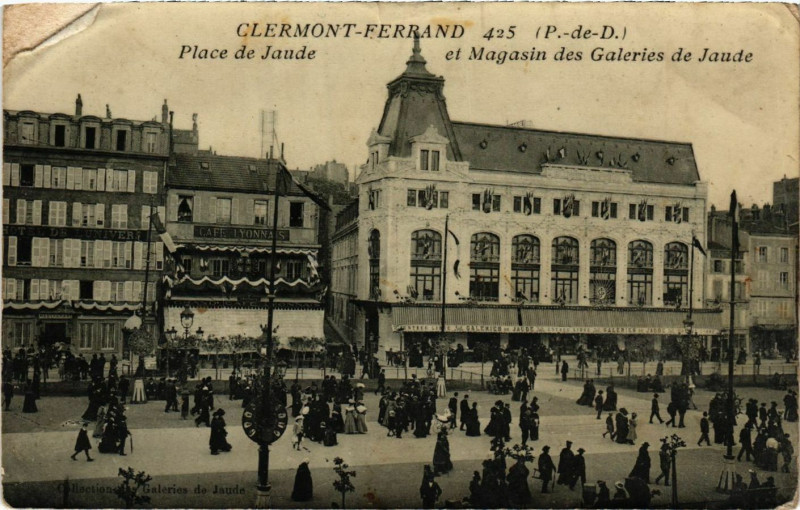 Carte postale ancienne Clermont-Ferrand Place de Jaude et Magasin des Galeries de Jaude à Clermont-Ferrand