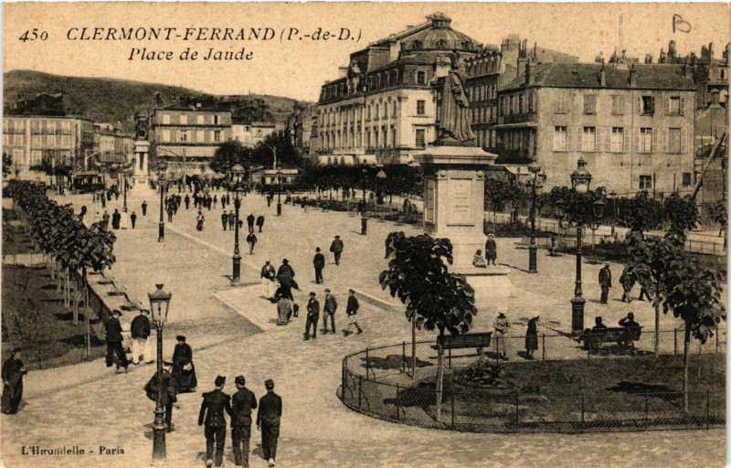 Carte postale ancienne Clermont-Ferrand Place de Jaude à Clermont-Ferrand
