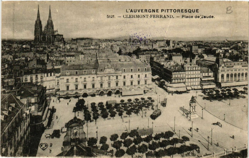Carte postale ancienne Clermont-Ferrand Place de Jaude à Clermont-Ferrand