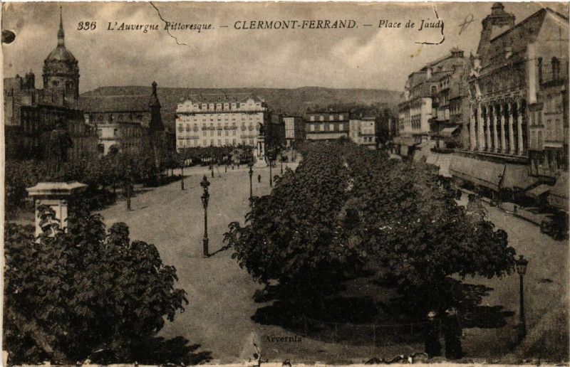 Carte postale ancienne Clermont-Ferrand Place de Jaude à Clermont-Ferrand