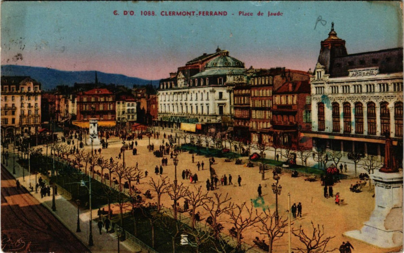 Carte postale ancienne Clermont-Ferrand Place de Jaude à Clermont-Ferrand
