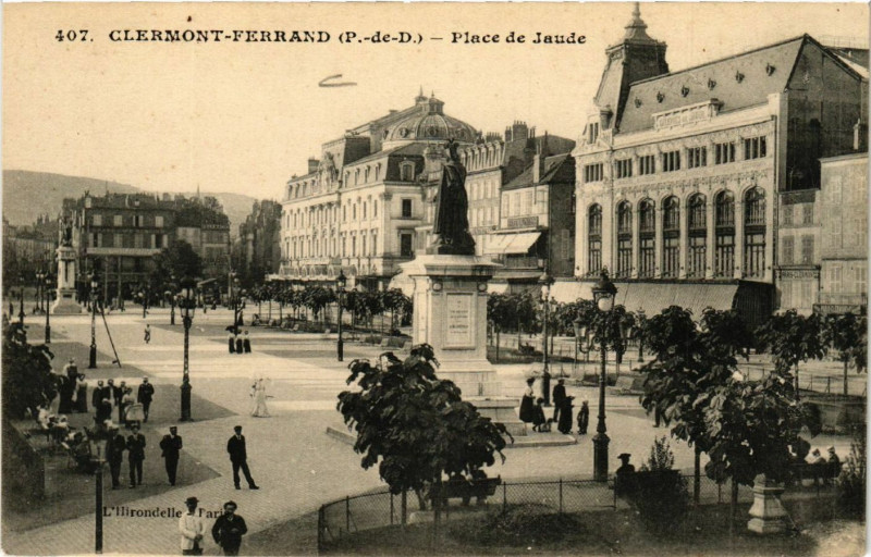 Carte postale ancienne Clermont-Ferrand Place de Jaude à Clermont-Ferrand