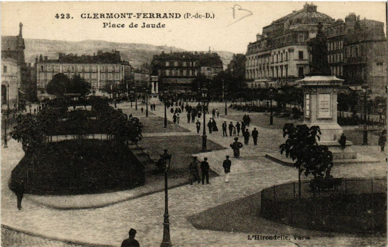 Carte postale ancienne Clermont-Ferrand Place de Jaude à Clermont-Ferrand