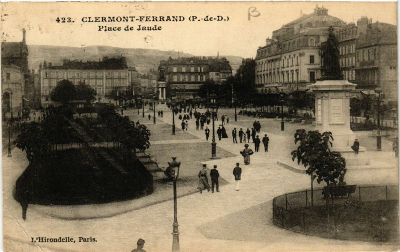 Carte postale ancienne Clermont-Ferrand Place de Jaude à Clermont-Ferrand