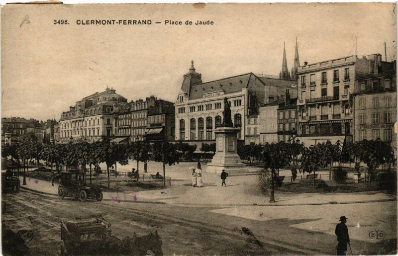 Carte postale ancienne Clermont-Ferrand Place de Jaude à Clermont-Ferrand