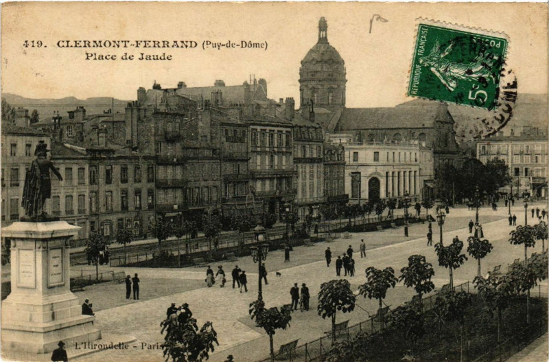 Carte postale ancienne Clermont-Ferrand Place de Jaude à Clermont-Ferrand