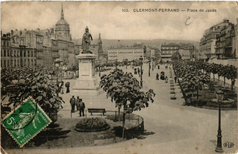 Carte postale ancienne Clermont-Ferrand Place de Jaude à Clermont-Ferrand