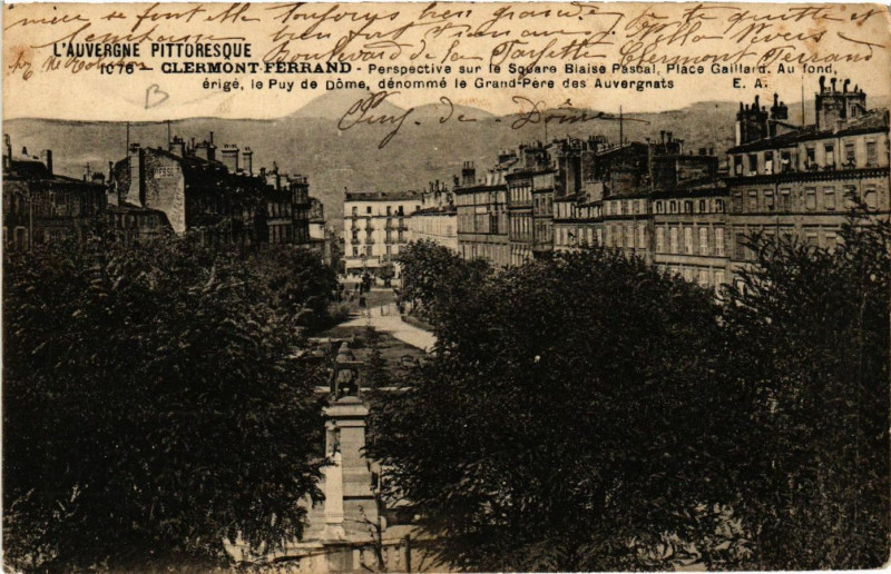 Carte postale ancienne Clermont-Ferrand Perspective sur le Square Blaise Pascal à Clermont-Ferrand