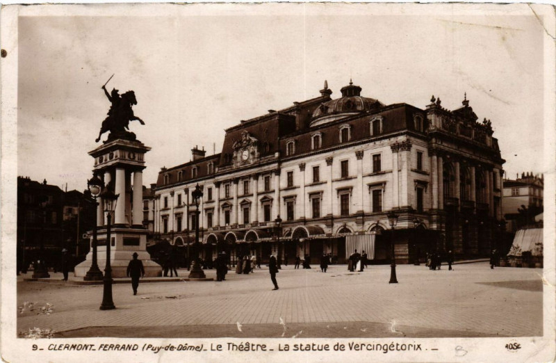 Carte postale ancienne Clermont-Ferrand Le Theatre La Statue de Vercingetorix à Clermont-Ferrand