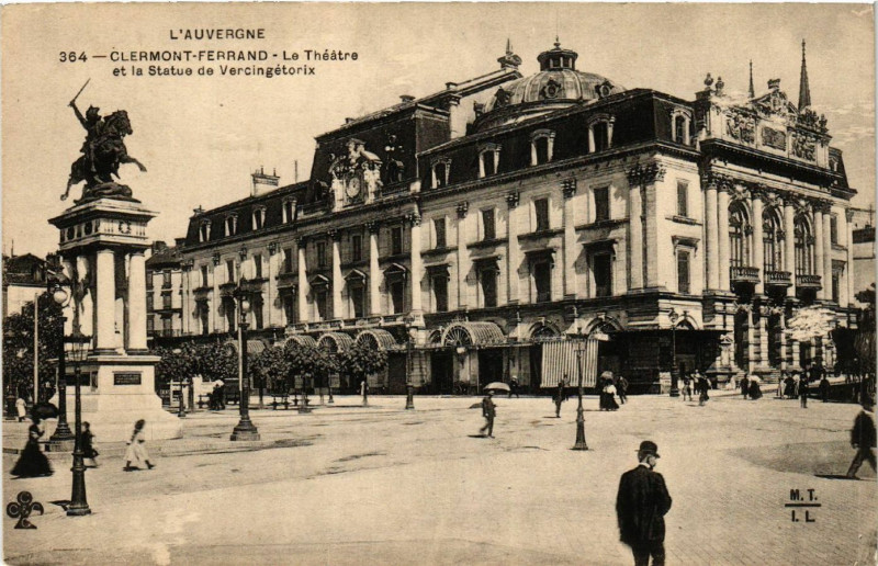 Carte postale ancienne Clermont-Ferrand Le Theatre et la Statue de Vercingetorix à Clermont-Ferrand